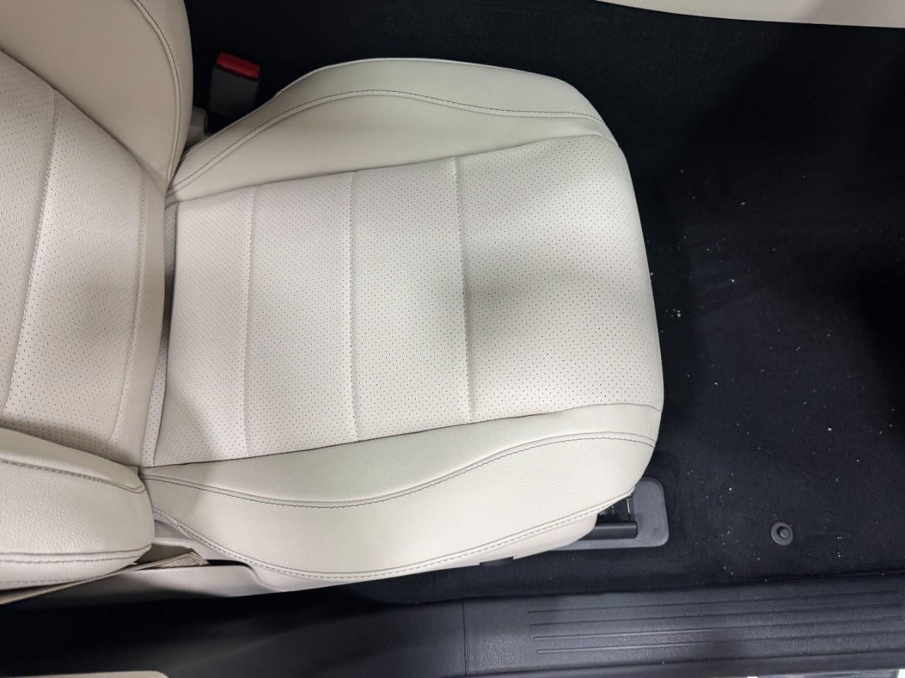 Mercedes-Benz GLE Vehicle Full-screen Gallery Image 21