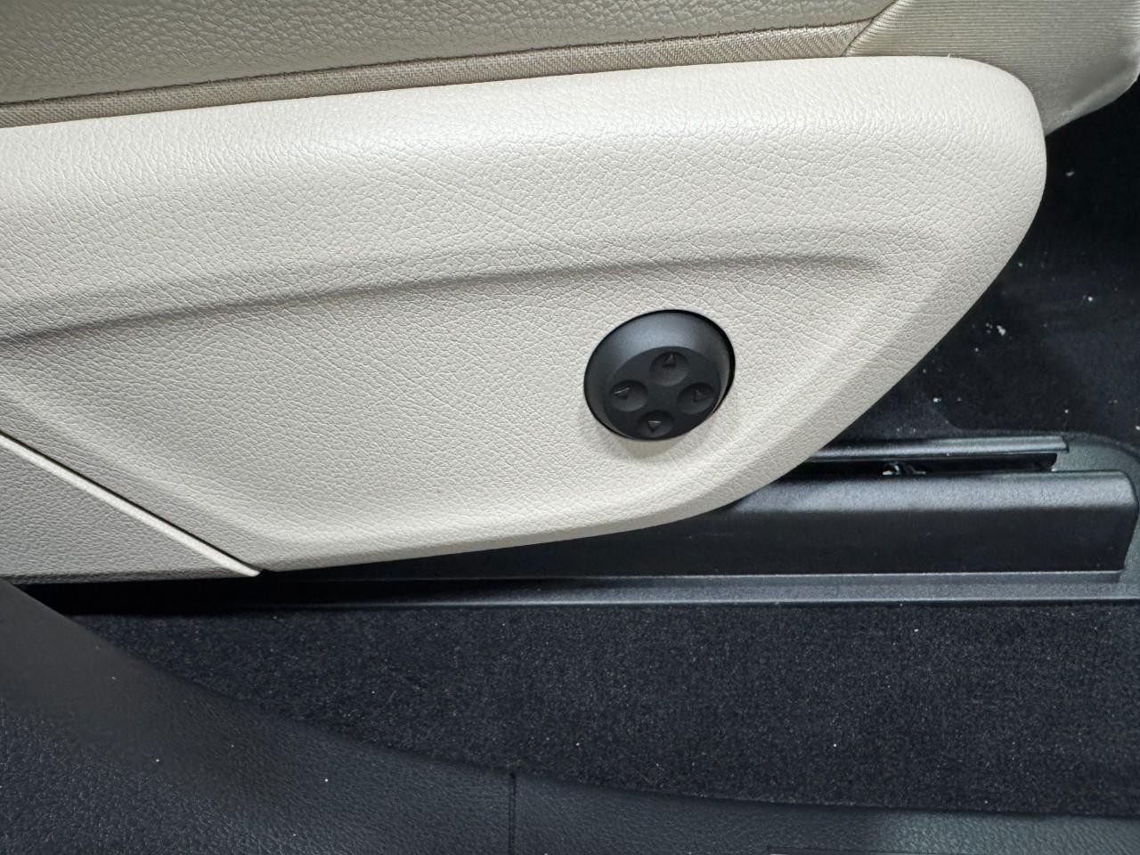 Mercedes-Benz GLE Vehicle Full-screen Gallery Image 22