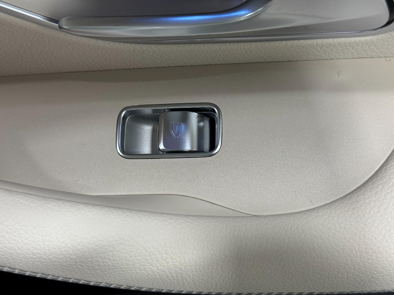 Mercedes-Benz GLE Vehicle Full-screen Gallery Image 25