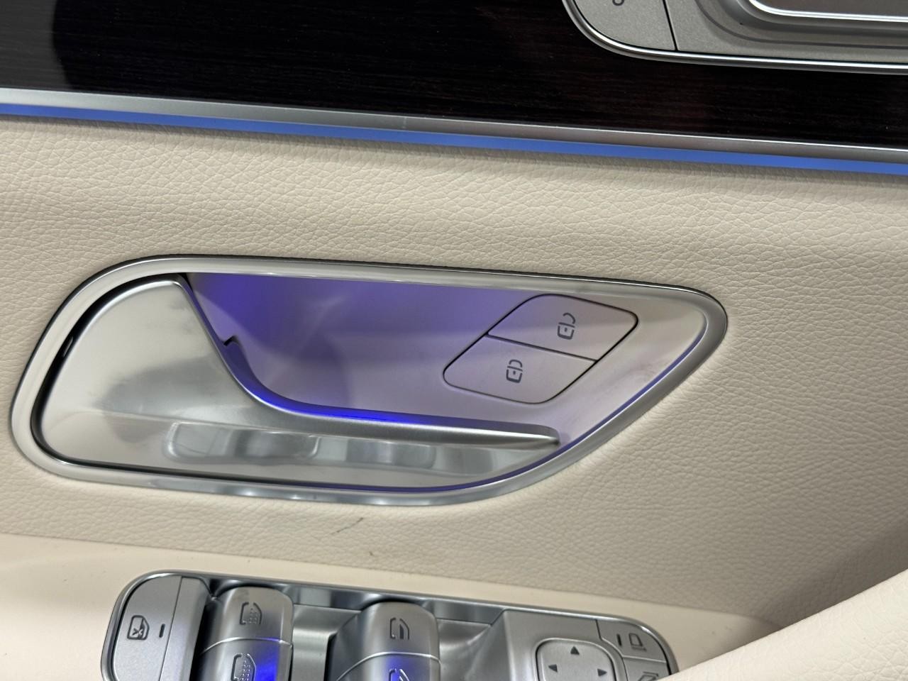 Mercedes-Benz GLE Vehicle Full-screen Gallery Image 28