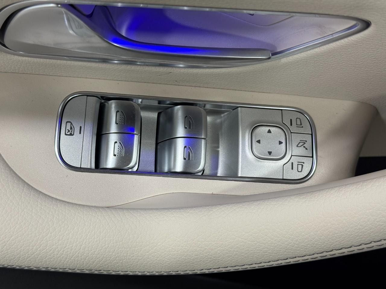 Mercedes-Benz GLE Vehicle Full-screen Gallery Image 29