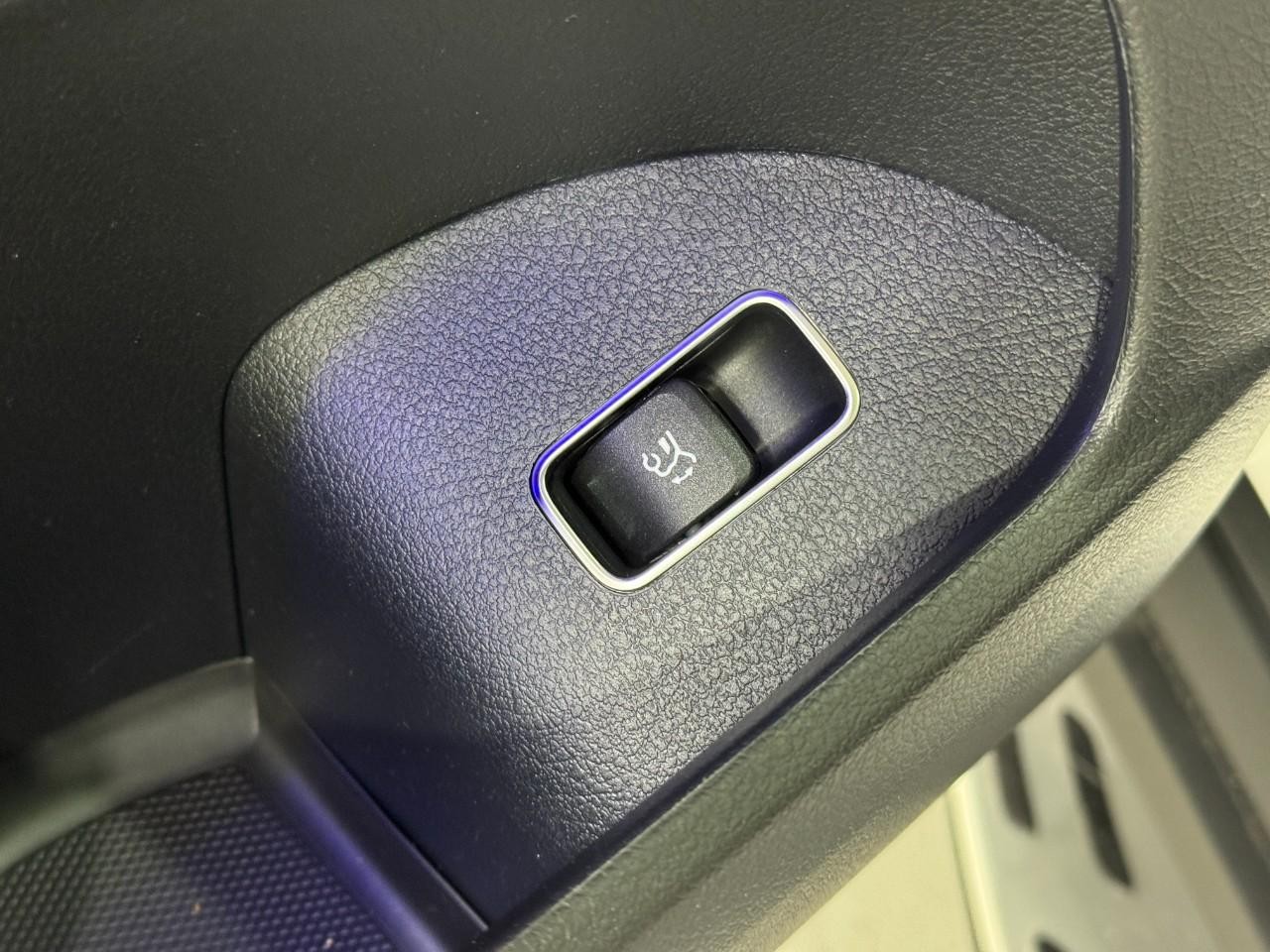 Mercedes-Benz GLE Vehicle Full-screen Gallery Image 30