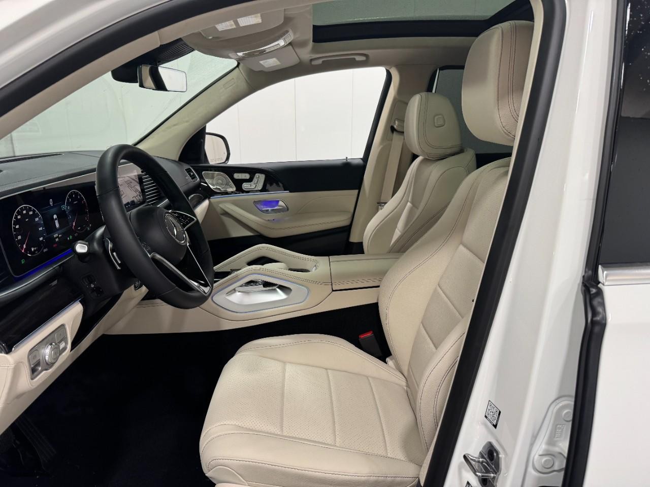 Mercedes-Benz GLE Vehicle Full-screen Gallery Image 31