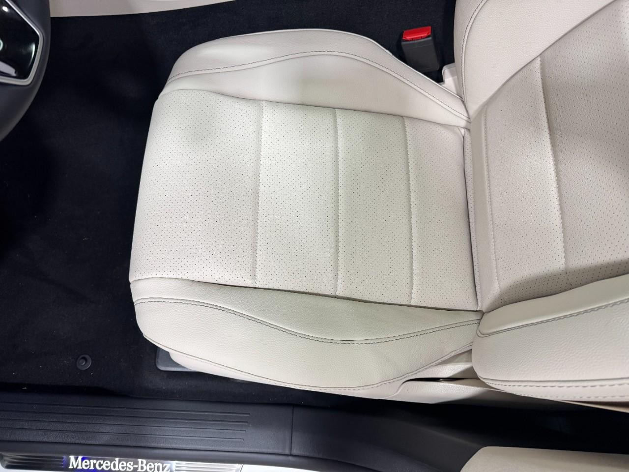 Mercedes-Benz GLE Vehicle Full-screen Gallery Image 32