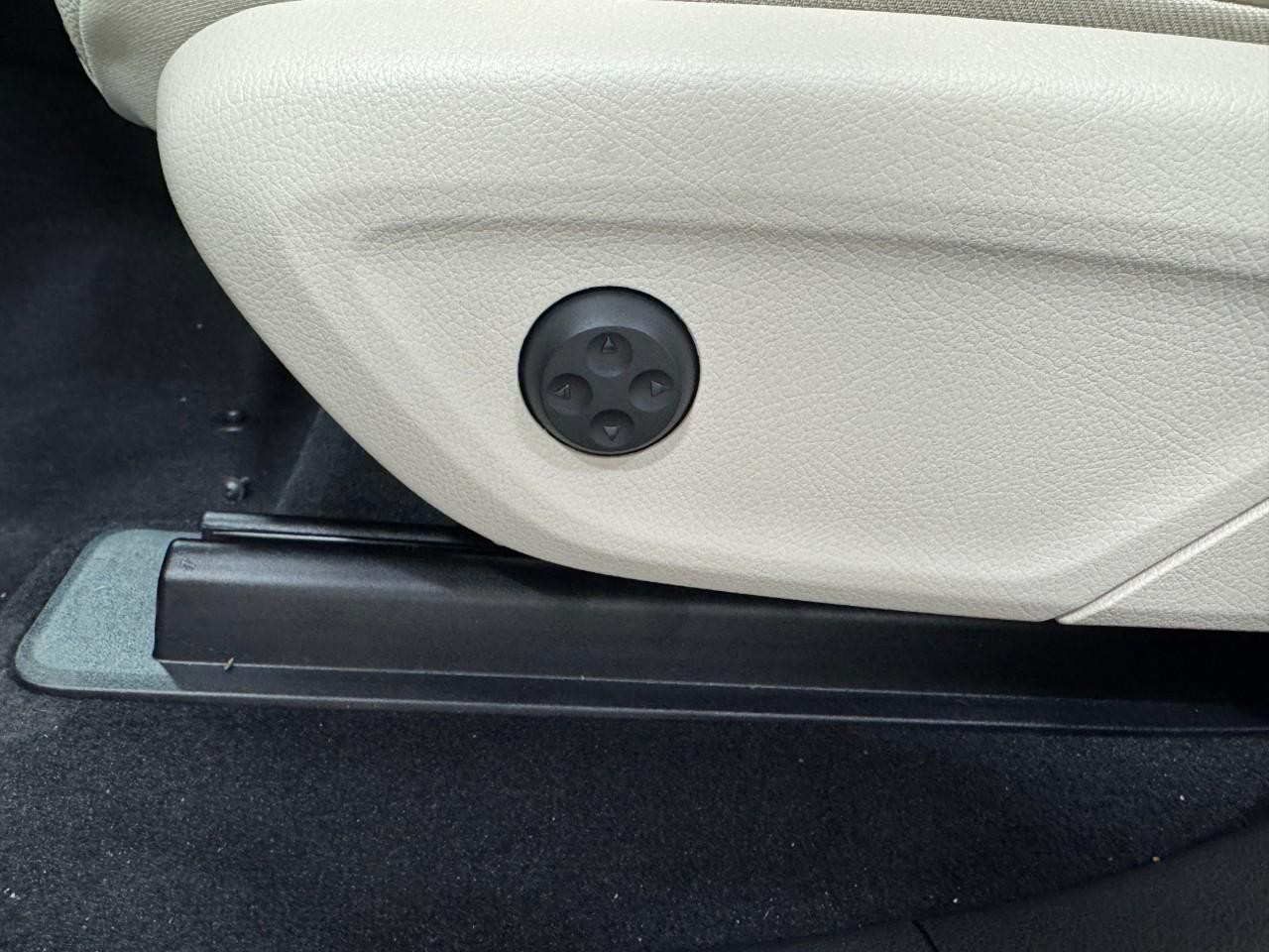 Mercedes-Benz GLE Vehicle Full-screen Gallery Image 33