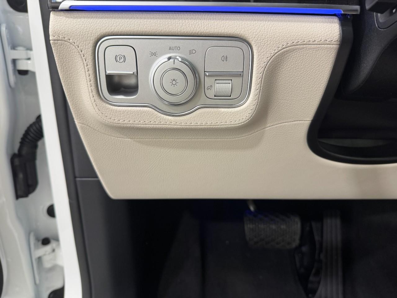 Mercedes-Benz GLE Vehicle Full-screen Gallery Image 34