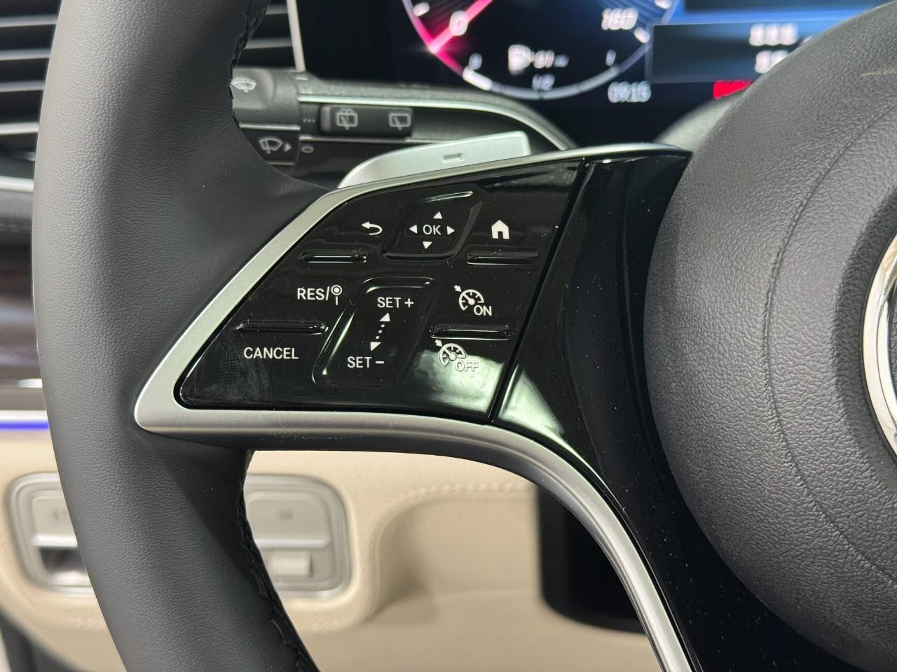 Mercedes-Benz GLE Vehicle Full-screen Gallery Image 35