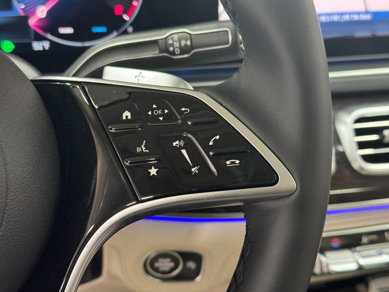 Mercedes-Benz GLE Vehicle Full-screen Gallery Image 36