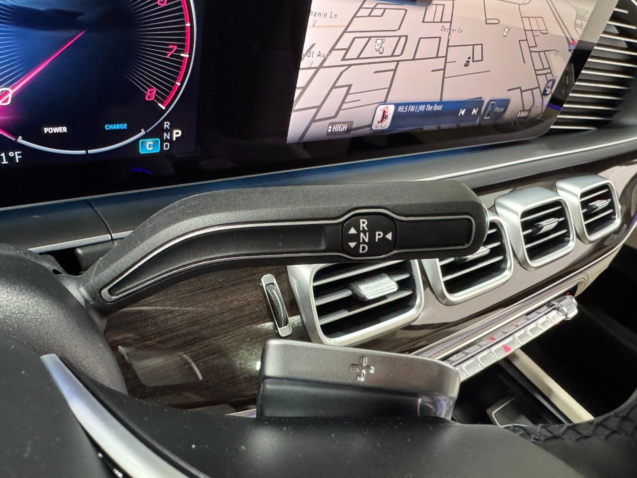 Mercedes-Benz GLE Vehicle Full-screen Gallery Image 37