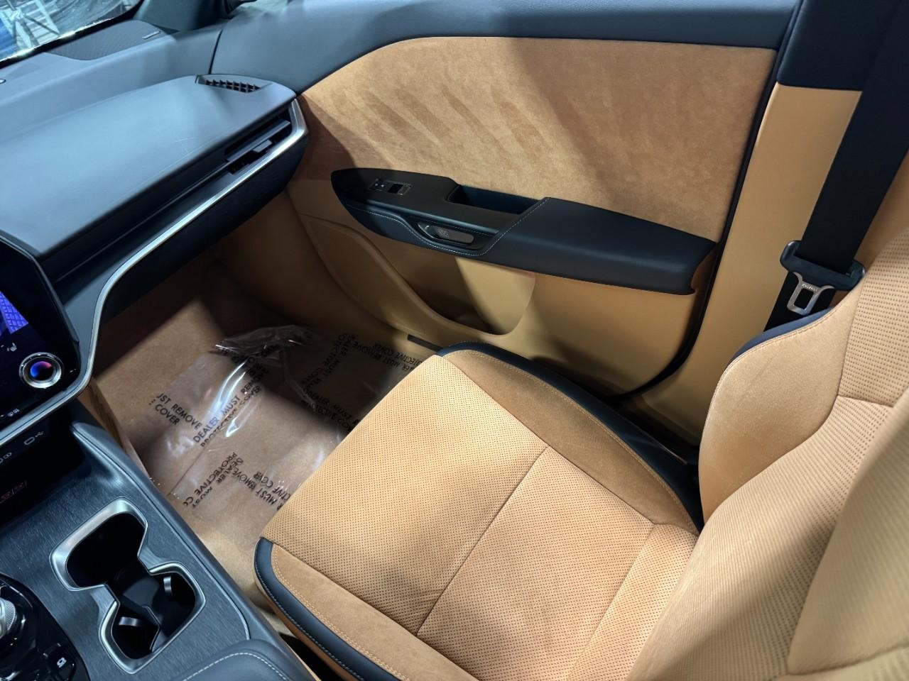 Lexus RZ Vehicle Full-screen Gallery Image 17