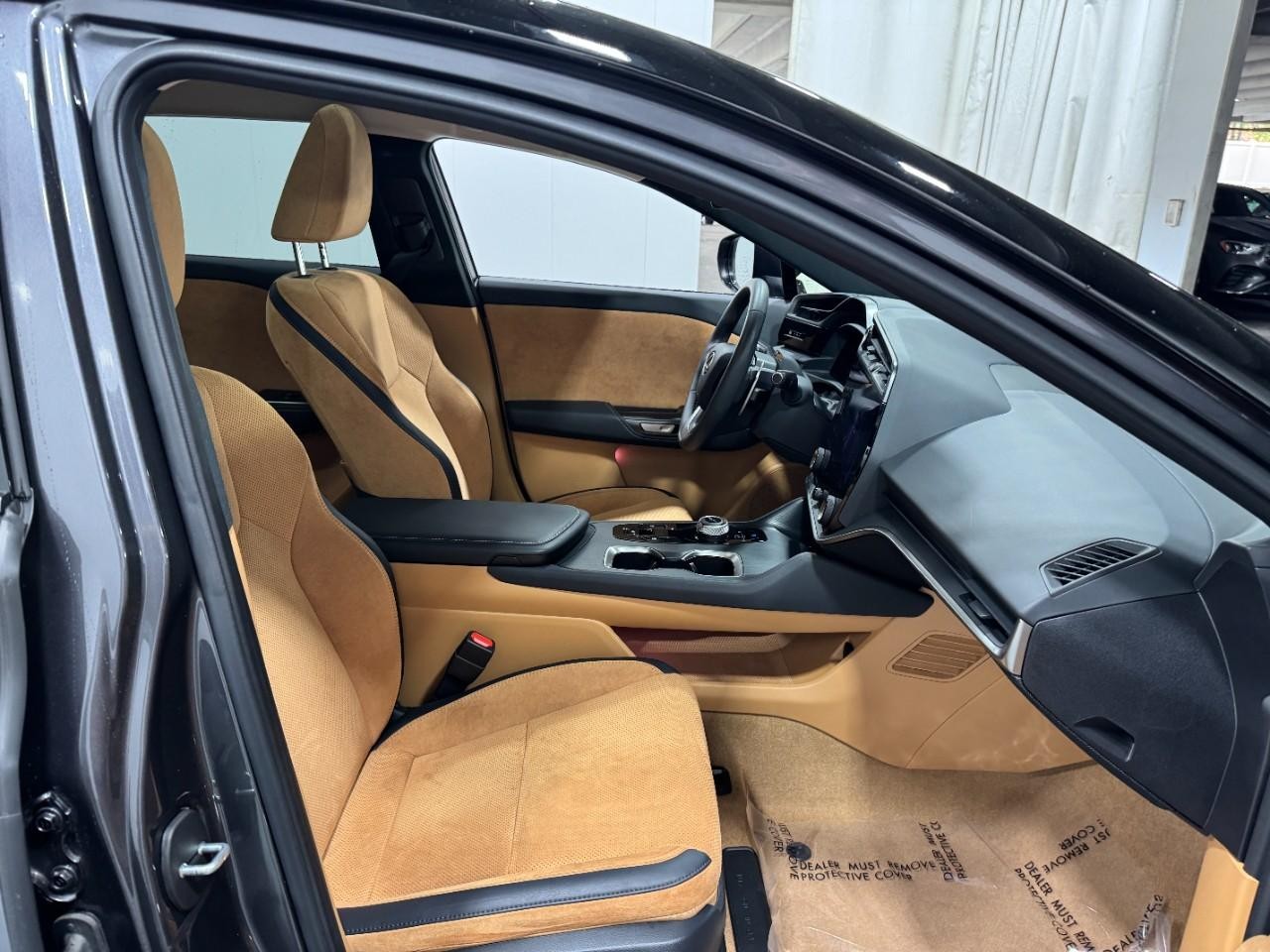 Lexus RZ Vehicle Full-screen Gallery Image 18