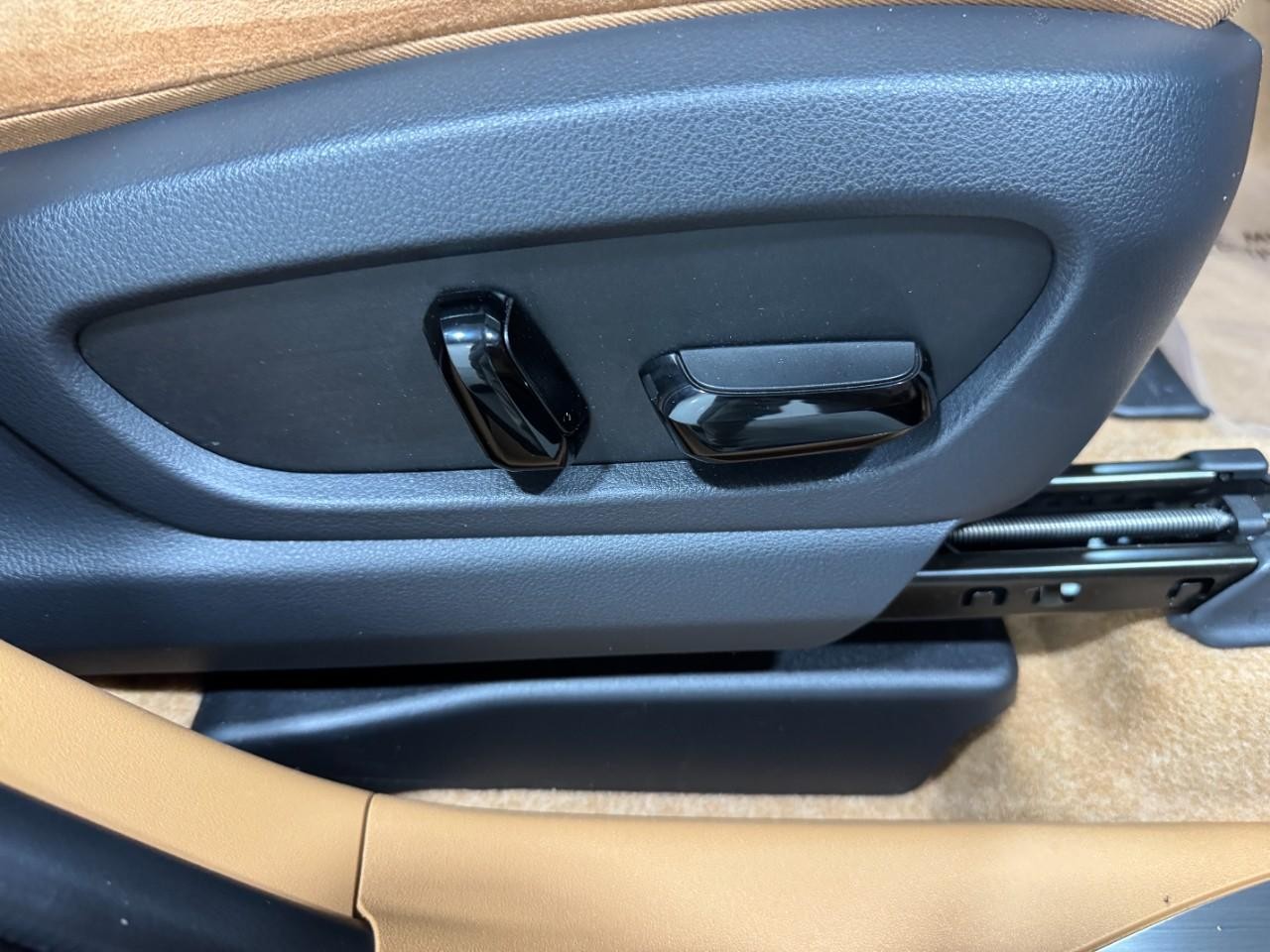 Lexus RZ Vehicle Full-screen Gallery Image 20