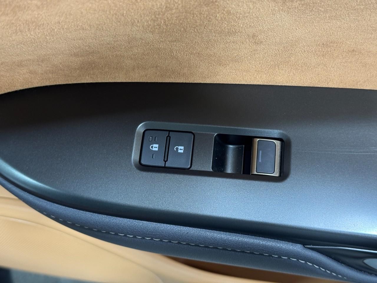 Lexus RZ Vehicle Full-screen Gallery Image 21