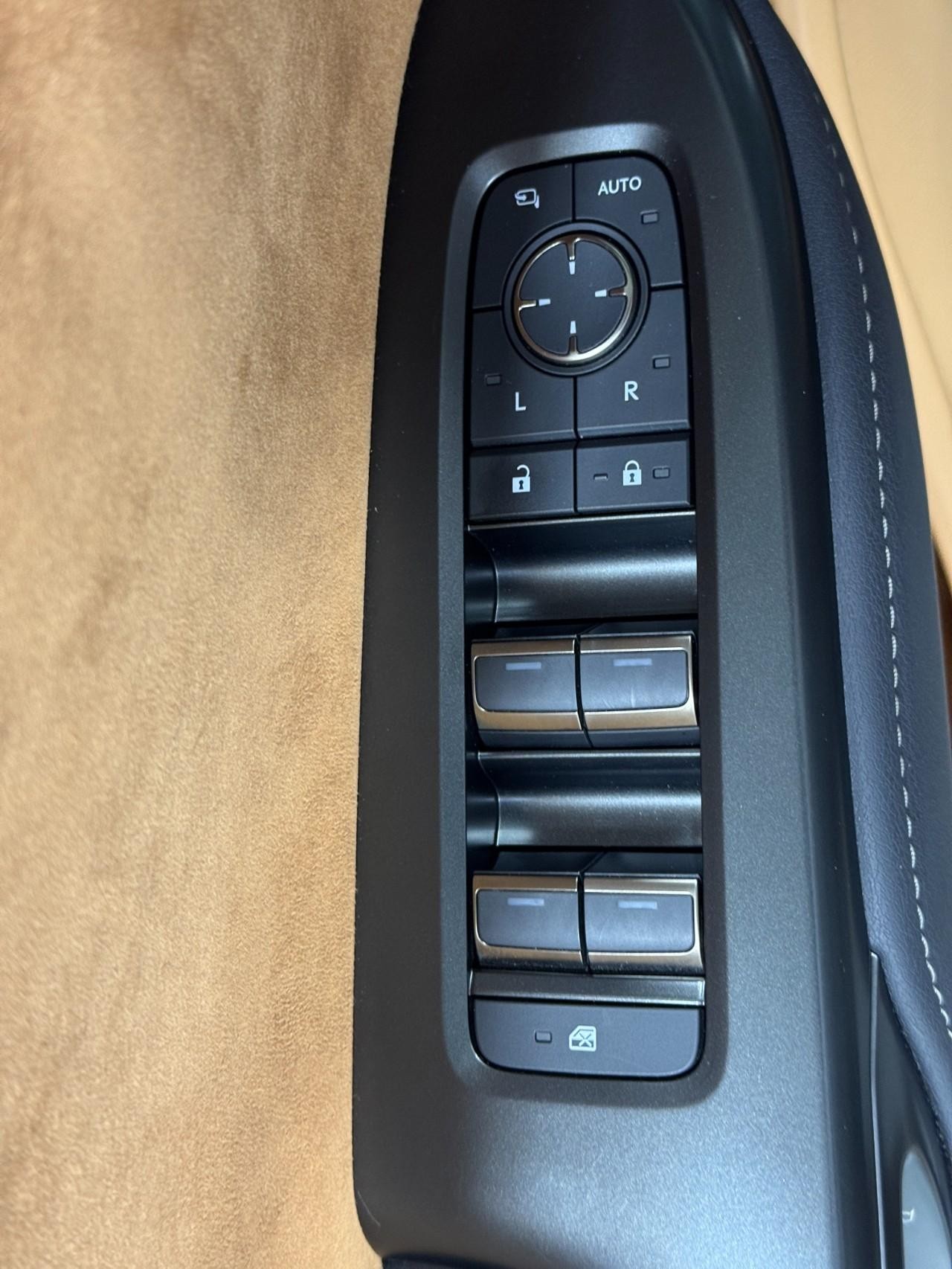 Lexus RZ Vehicle Full-screen Gallery Image 22