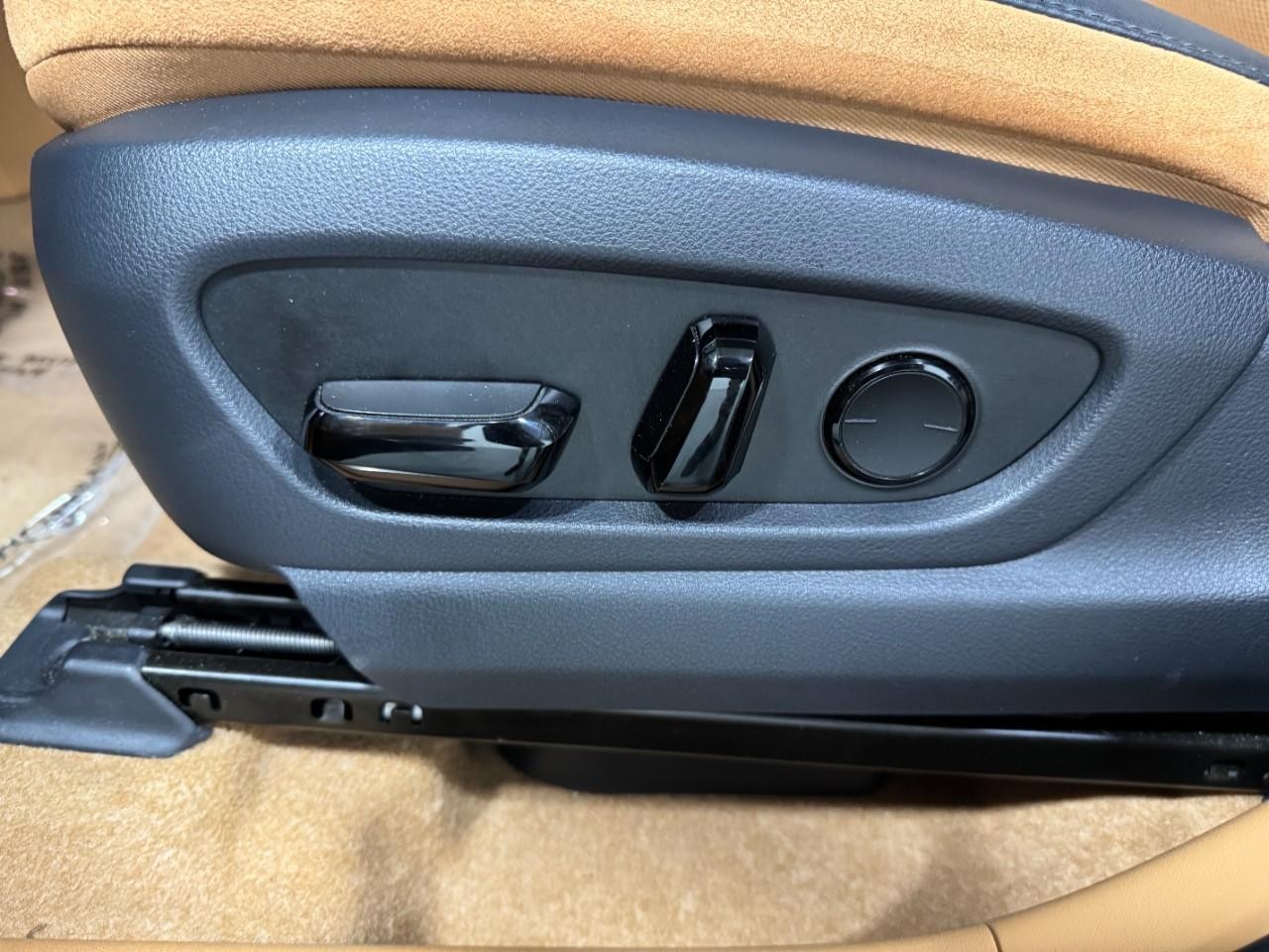 Lexus RZ Vehicle Full-screen Gallery Image 25