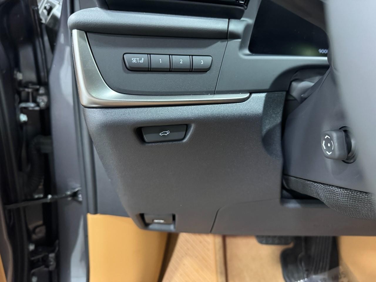 Lexus RZ Vehicle Full-screen Gallery Image 26