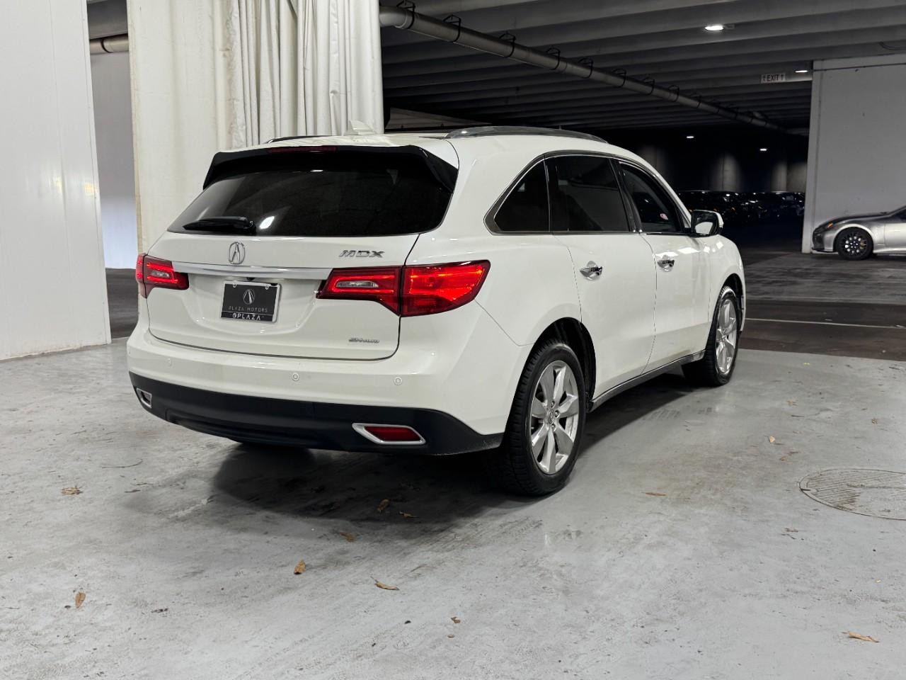 Acura MDX Vehicle Full-screen Gallery Image 4