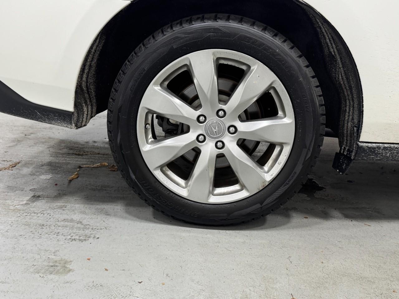 Acura MDX Vehicle Full-screen Gallery Image 5