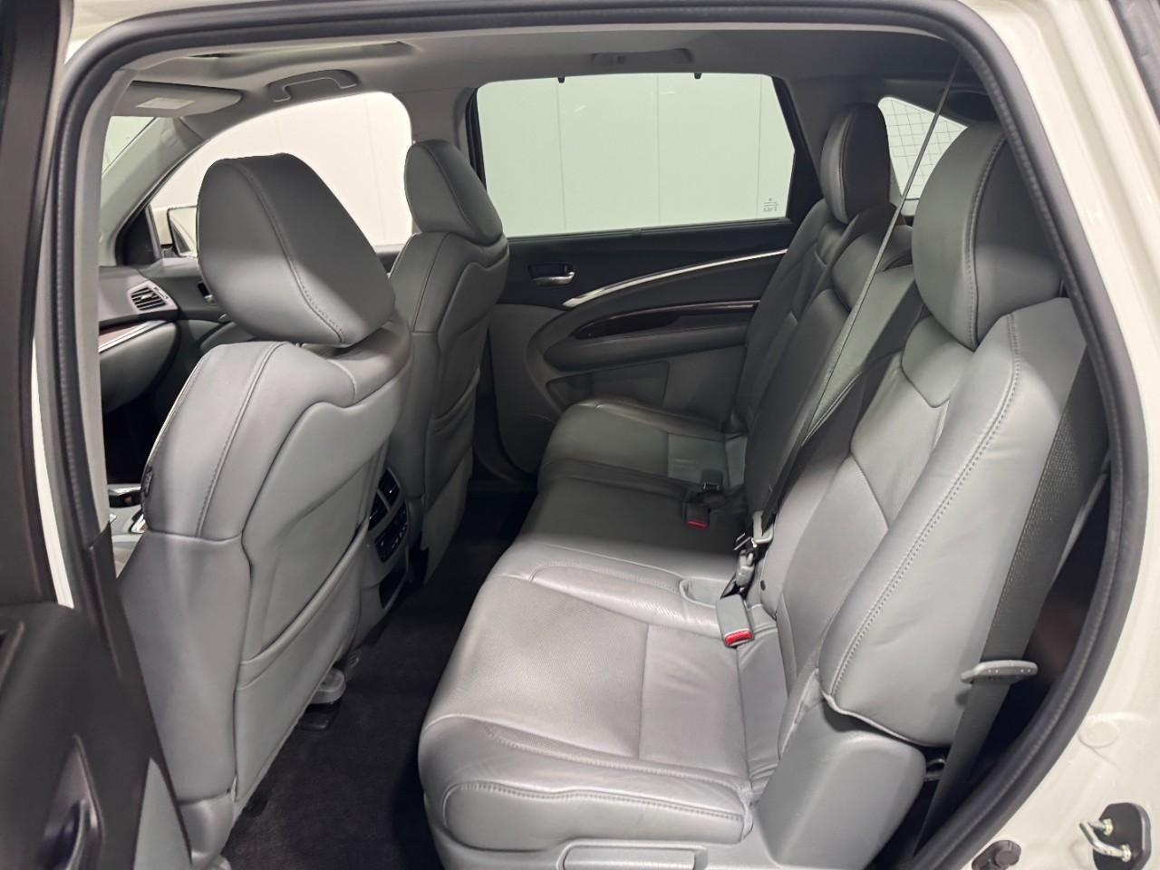 Acura MDX Vehicle Full-screen Gallery Image 9