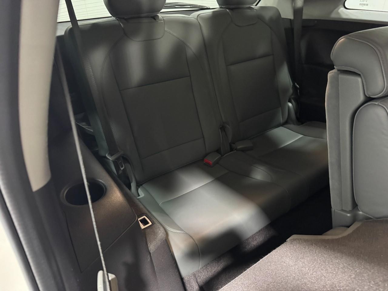 Acura MDX Vehicle Full-screen Gallery Image 11