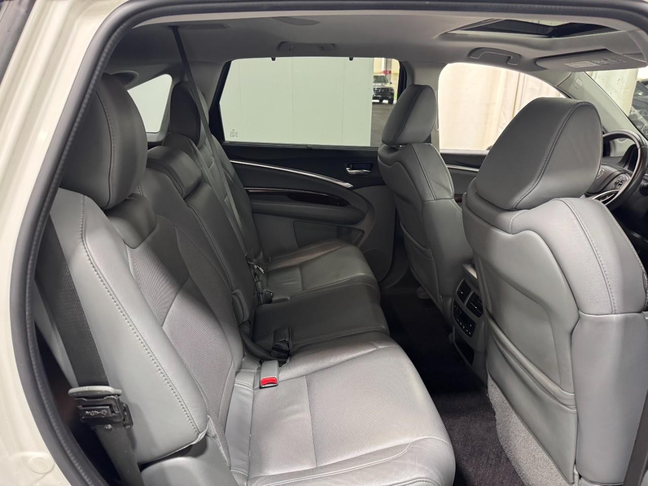 Acura MDX Vehicle Full-screen Gallery Image 12
