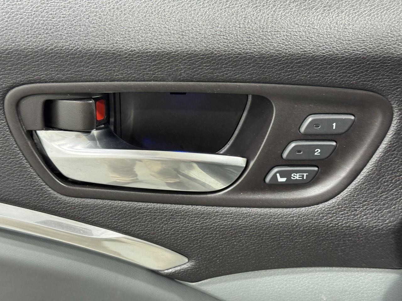 Acura MDX Vehicle Full-screen Gallery Image 26