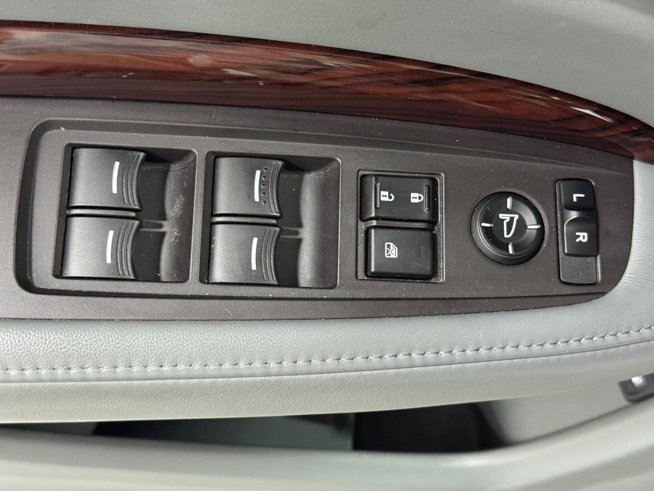 Acura MDX Vehicle Full-screen Gallery Image 27