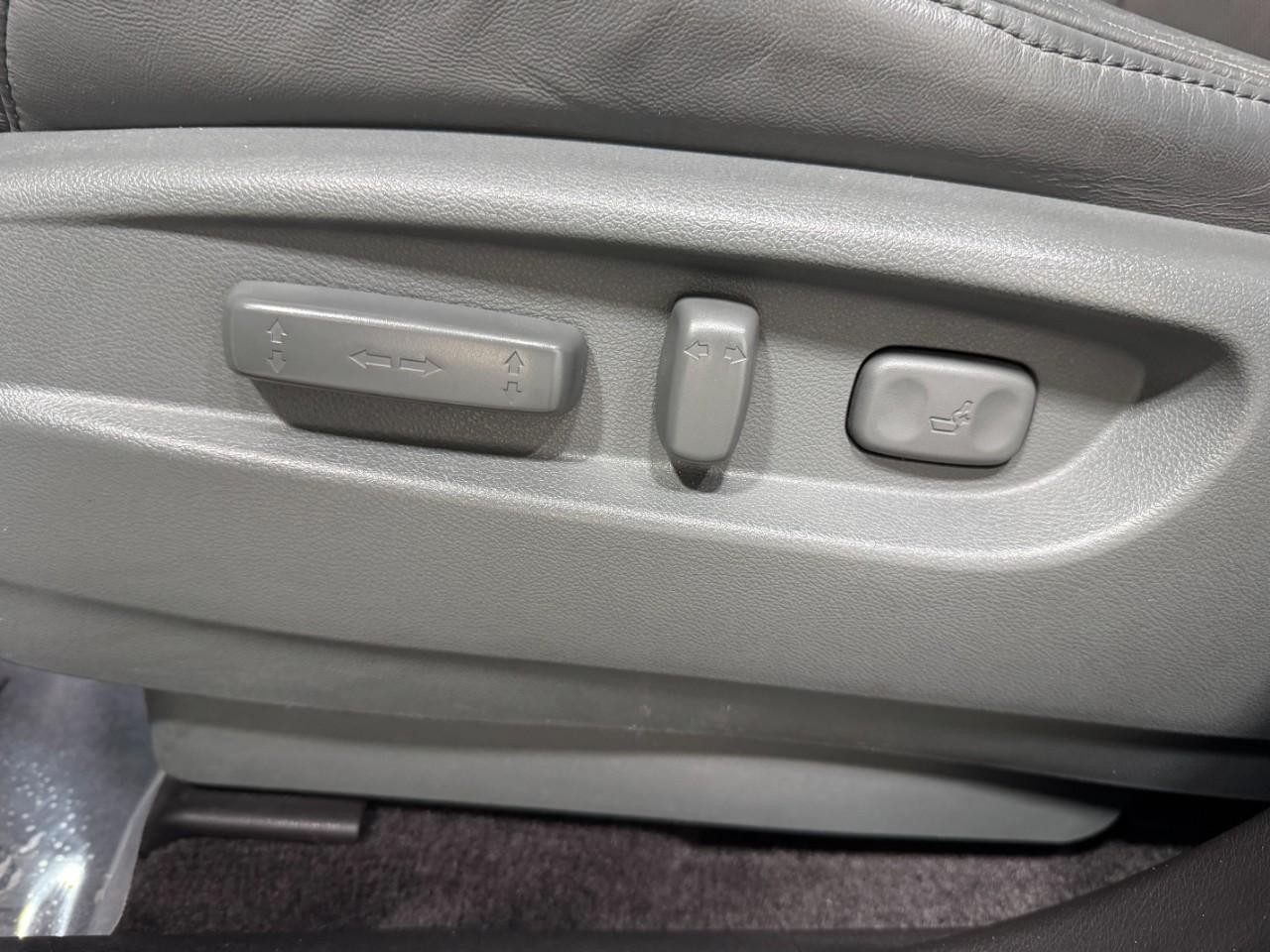 Acura MDX Vehicle Full-screen Gallery Image 31