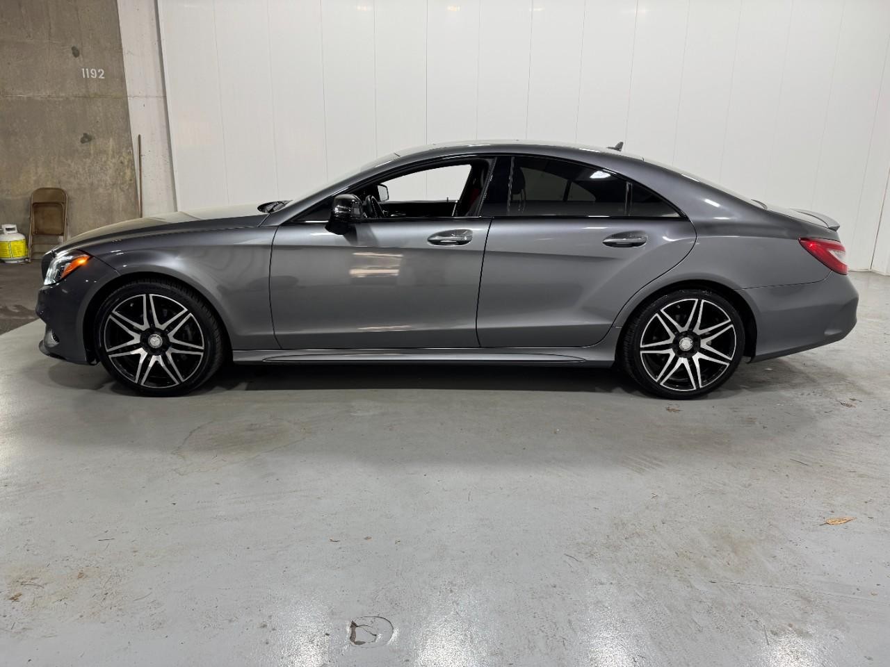 Mercedes-Benz CLS Vehicle Full-screen Gallery Image 2