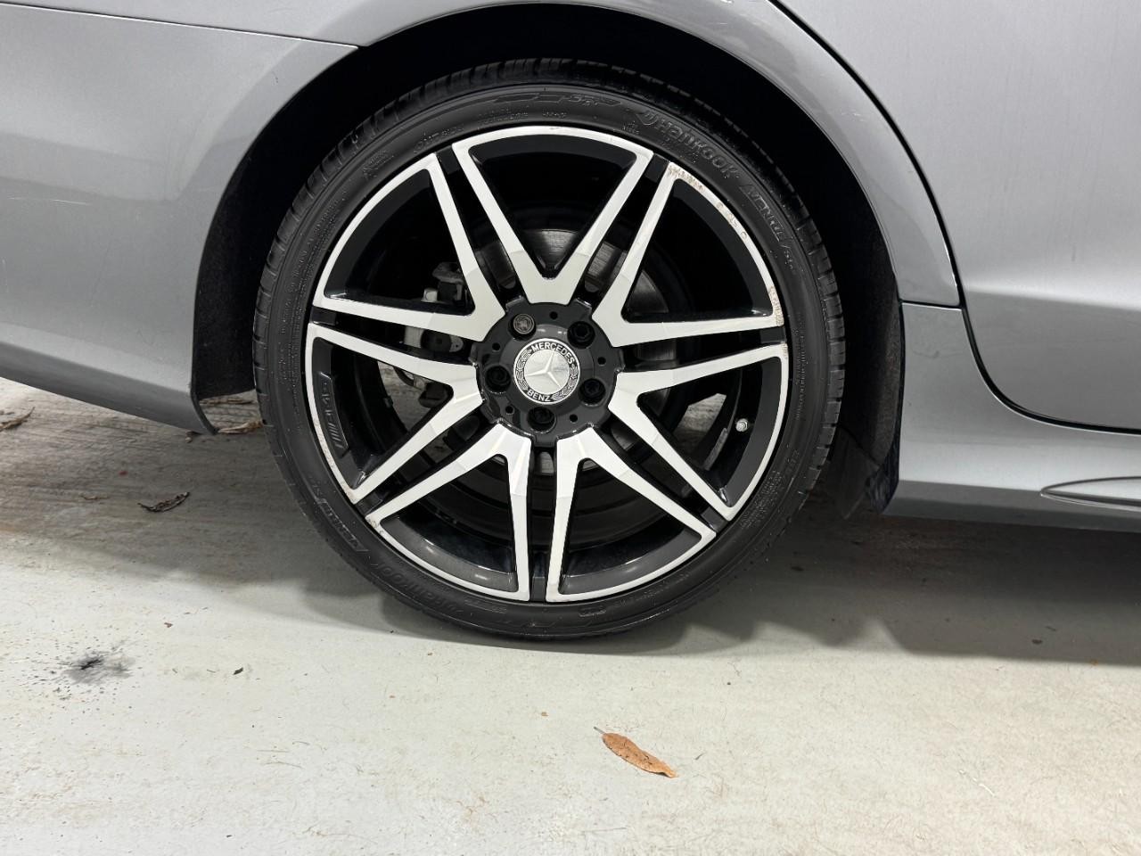 Mercedes-Benz CLS Vehicle Full-screen Gallery Image 5