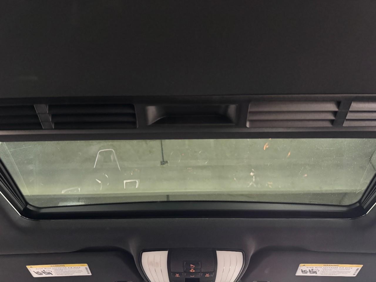 Mercedes-Benz CLS Vehicle Full-screen Gallery Image 11