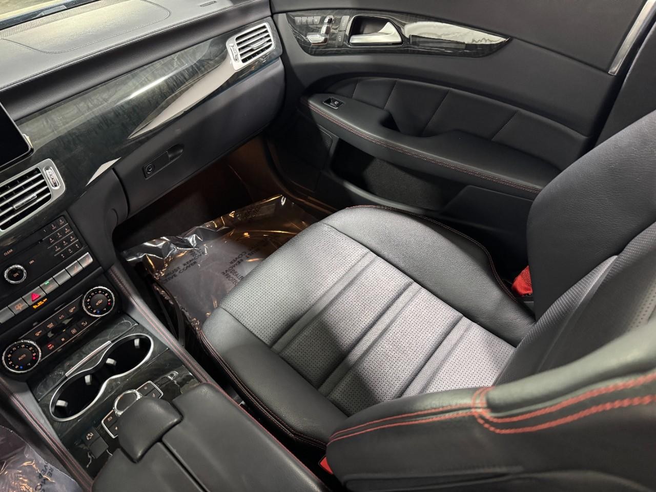 Mercedes-Benz CLS Vehicle Full-screen Gallery Image 16