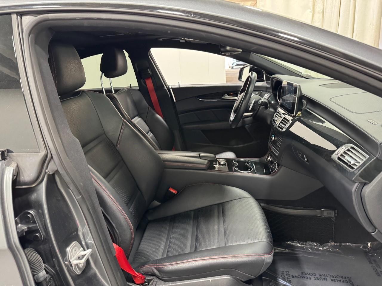 Mercedes-Benz CLS Vehicle Full-screen Gallery Image 17