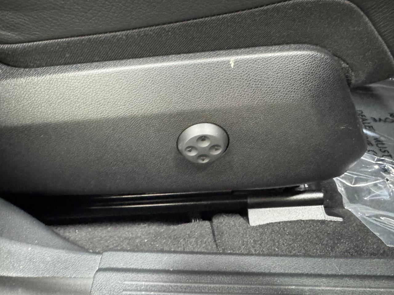 Mercedes-Benz CLS Vehicle Full-screen Gallery Image 19