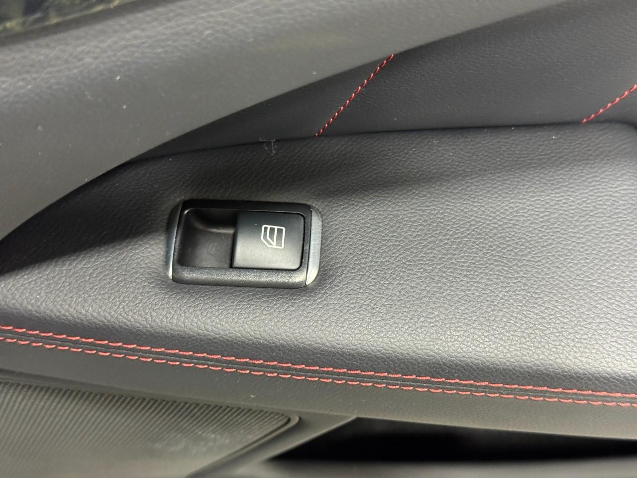 Mercedes-Benz CLS Vehicle Full-screen Gallery Image 21