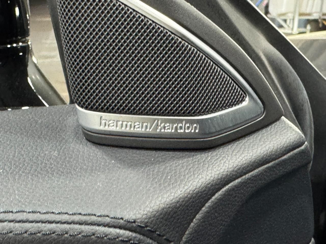 Mercedes-Benz CLS Vehicle Full-screen Gallery Image 22