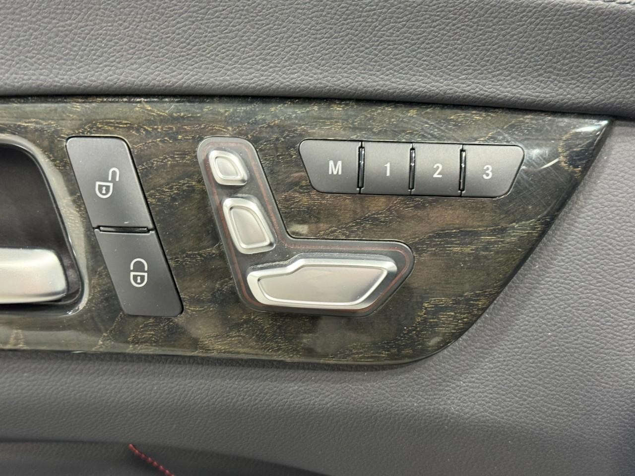 Mercedes-Benz CLS Vehicle Full-screen Gallery Image 23