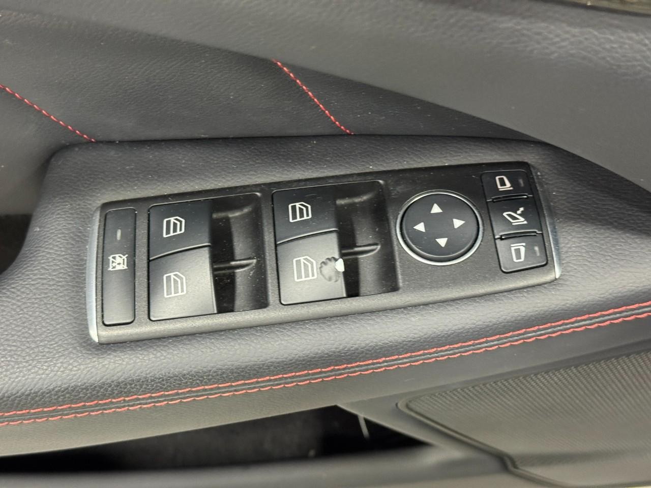 Mercedes-Benz CLS Vehicle Full-screen Gallery Image 24