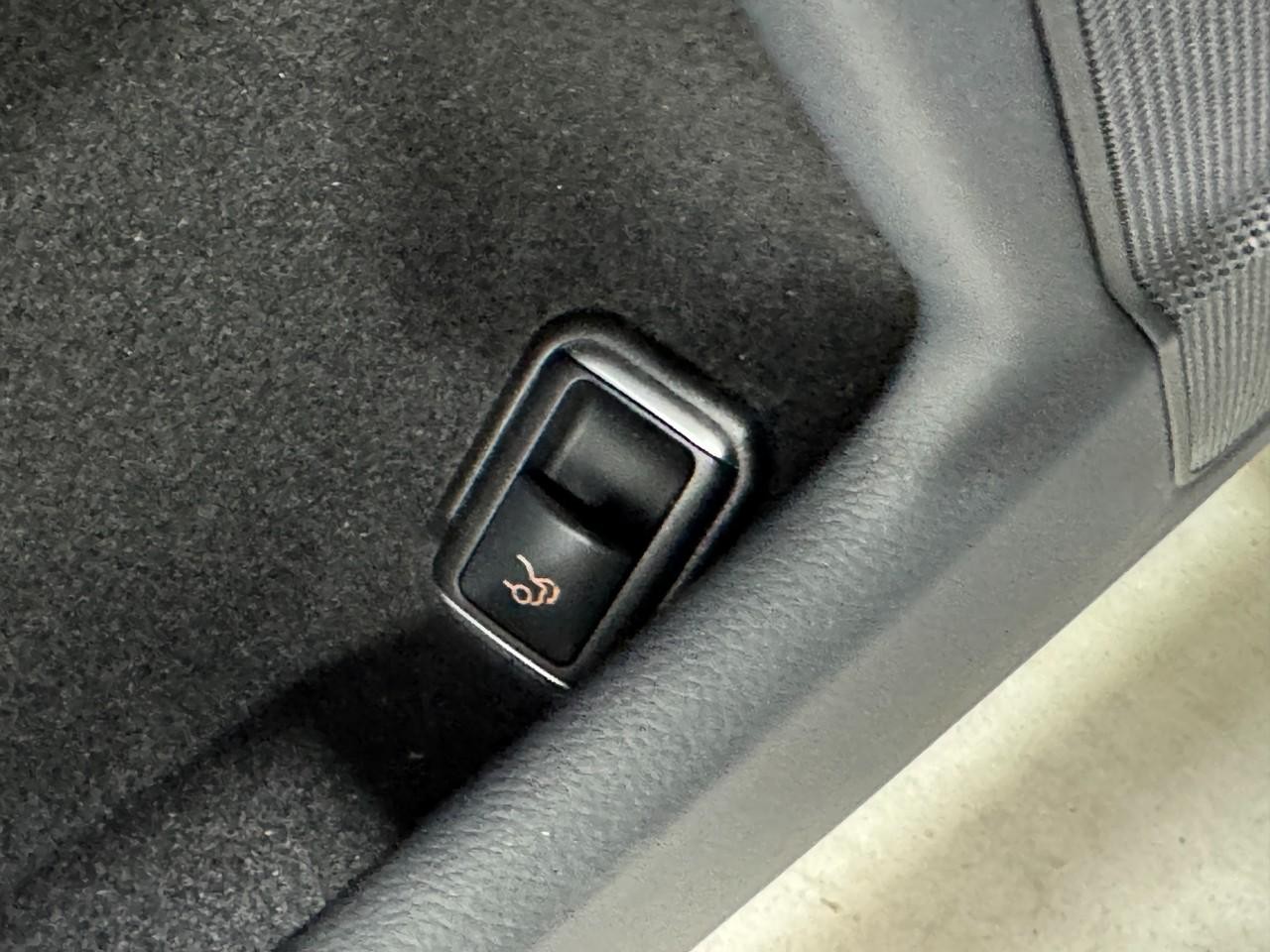 Mercedes-Benz CLS Vehicle Full-screen Gallery Image 25