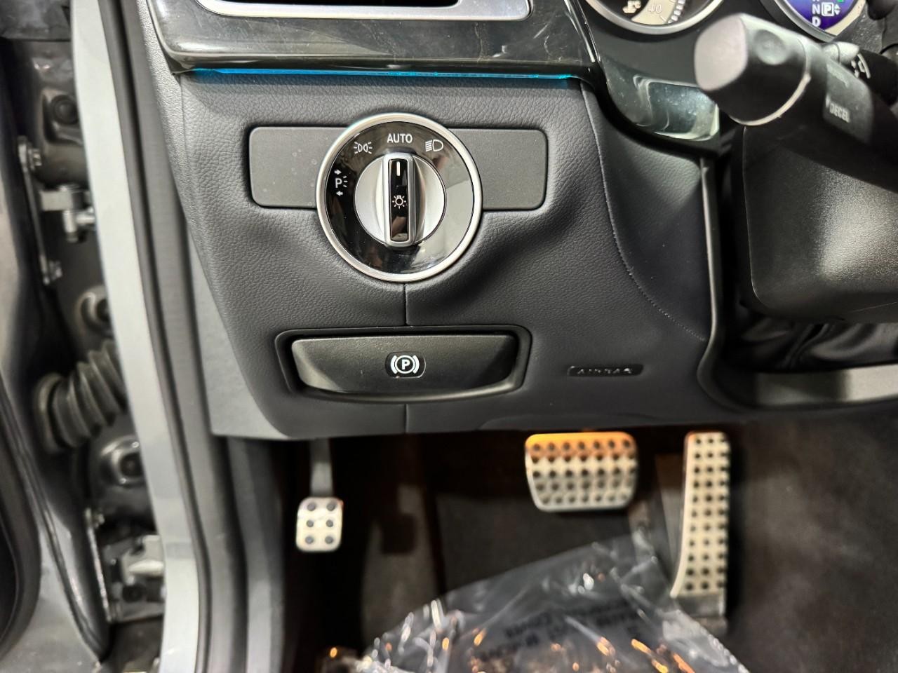 Mercedes-Benz CLS Vehicle Full-screen Gallery Image 28