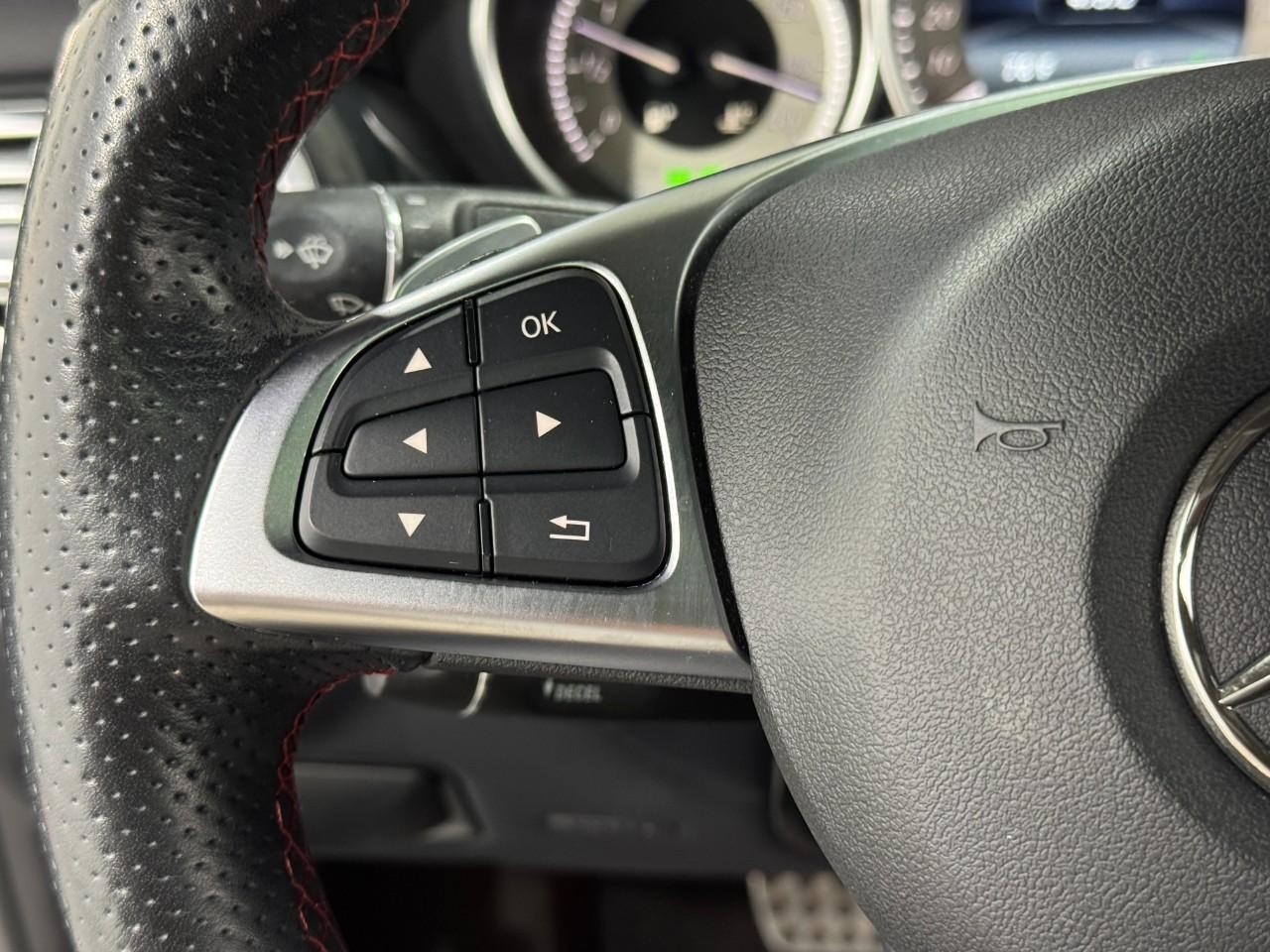 Mercedes-Benz CLS Vehicle Full-screen Gallery Image 30