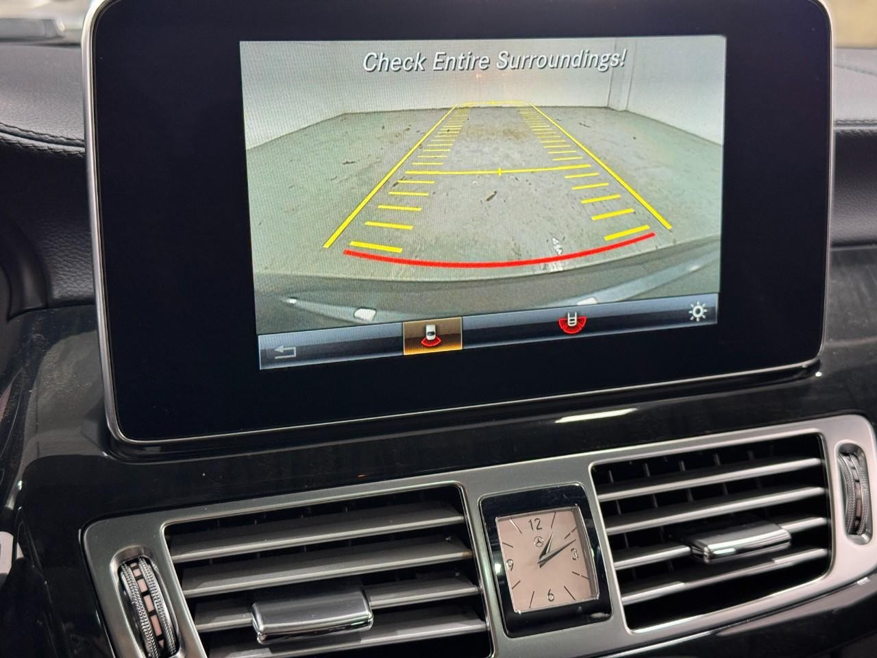 Mercedes-Benz CLS Vehicle Full-screen Gallery Image 34