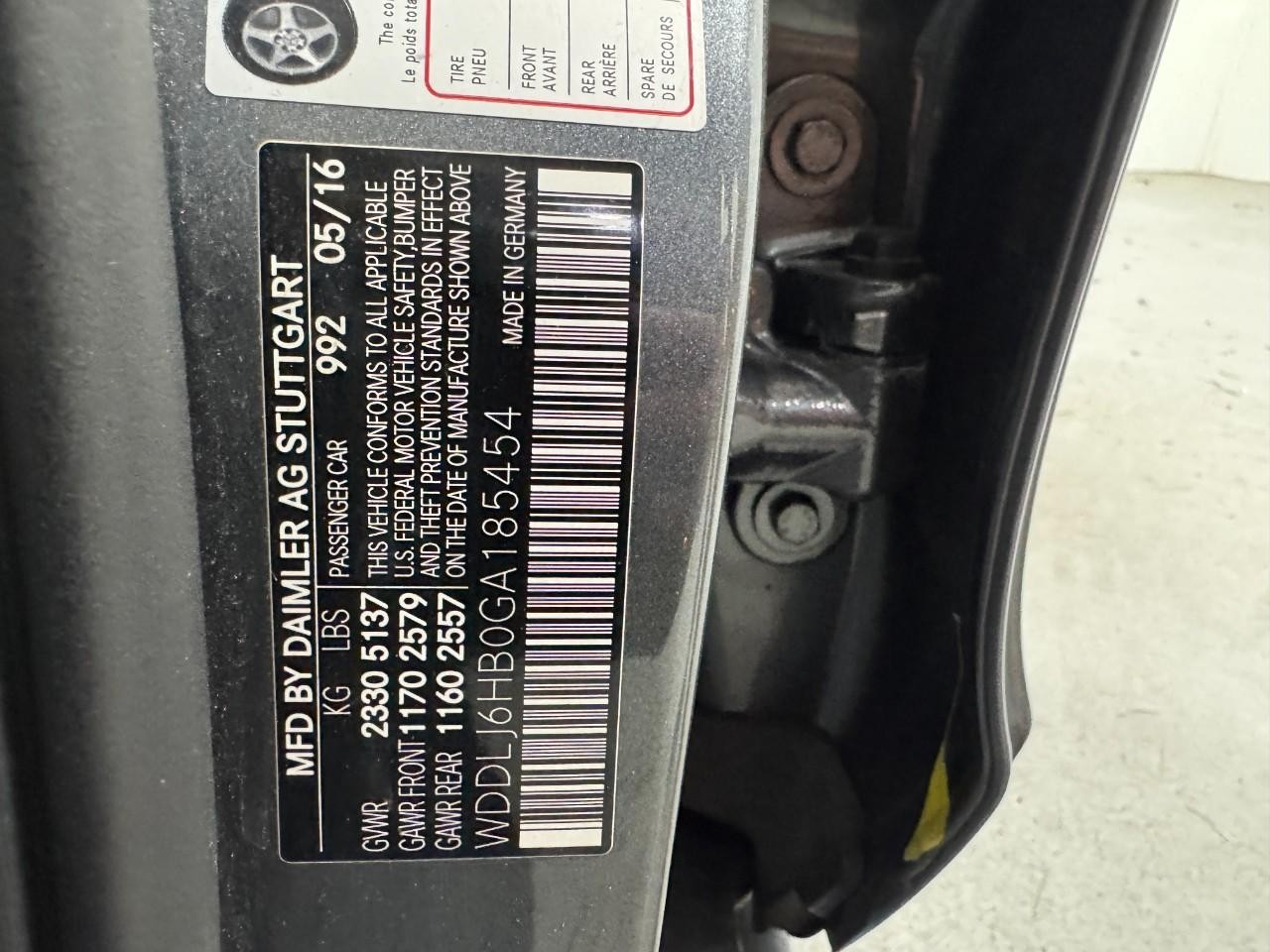 Mercedes-Benz CLS Vehicle Full-screen Gallery Image 35