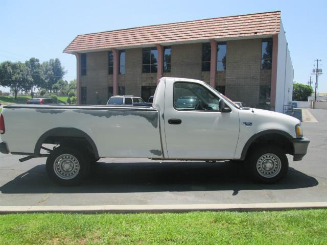 Ford   Vehicle Full-screen Gallery Image 02