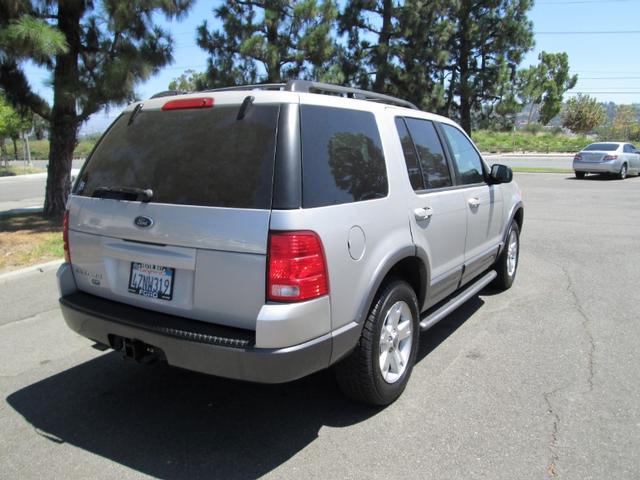 Ford Explorer Vehicle Full-screen Gallery Image 06