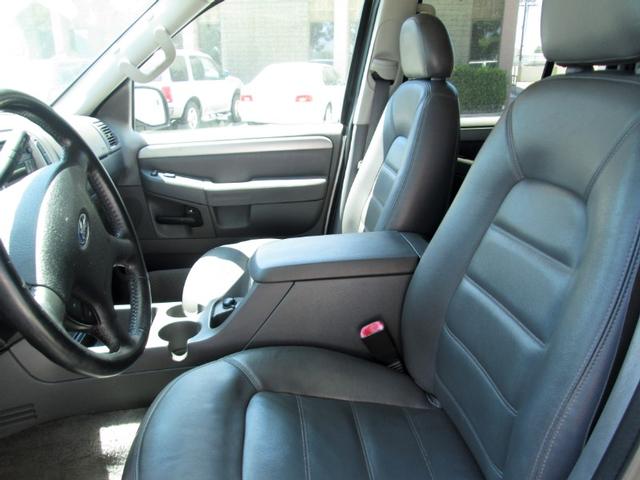 Ford Explorer Vehicle Full-screen Gallery Image 09