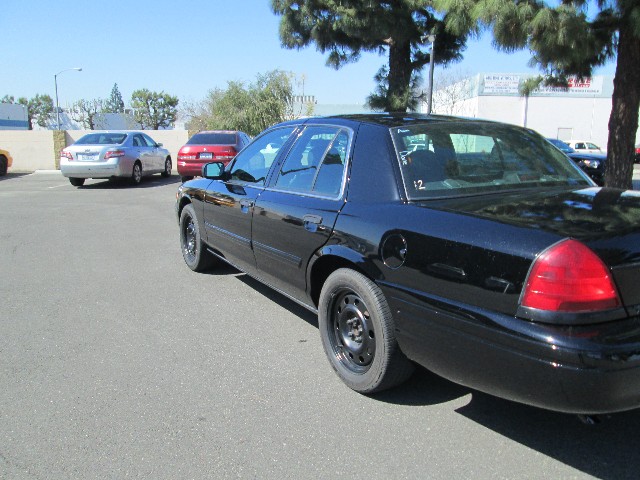 Ford Crown Victoria Vehicle Full-screen Gallery Image 07