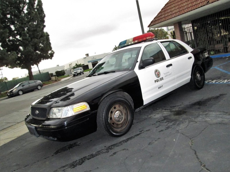 Ford Crown Victoria Vehicle Full-screen Gallery Image 02