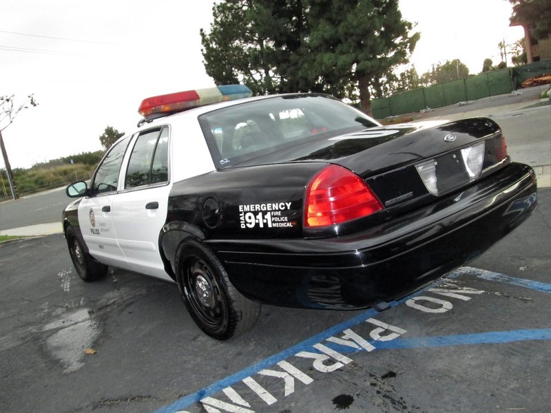 Ford Crown Victoria Vehicle Full-screen Gallery Image 04