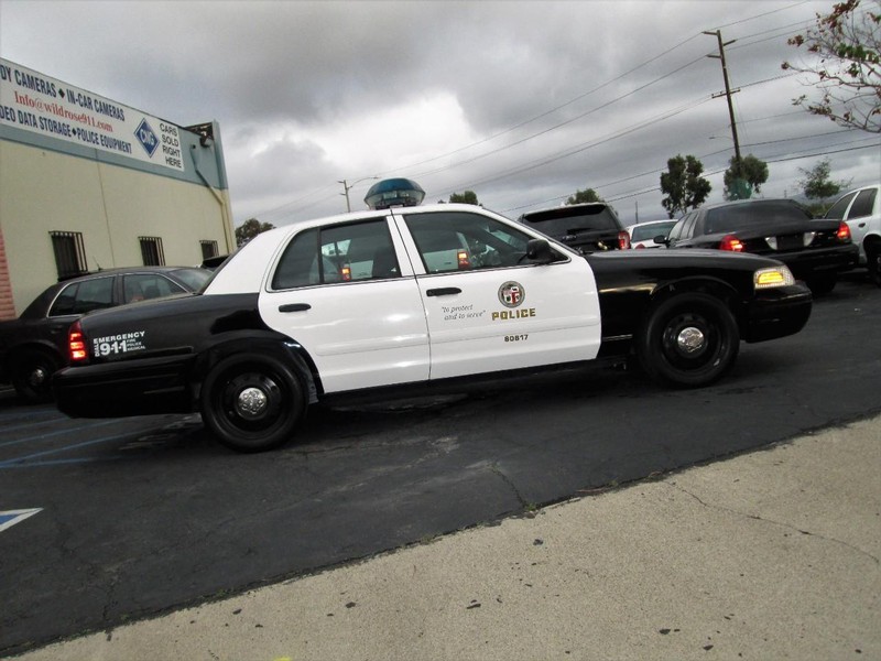 Ford Crown Victoria Vehicle Full-screen Gallery Image 07
